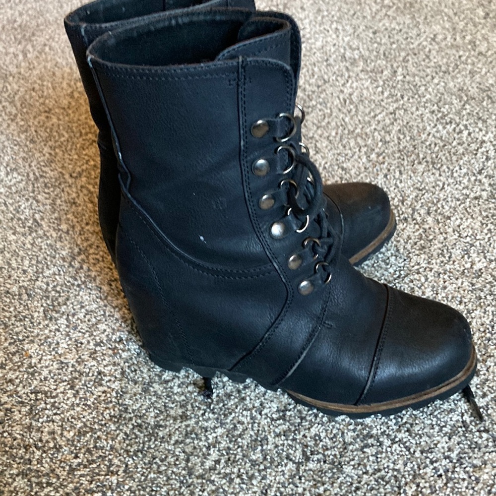 Merino wedge boots, like Sorels